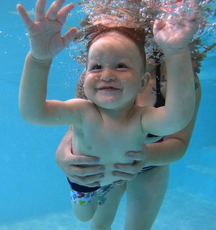Šťastné dieťatko pod vodou