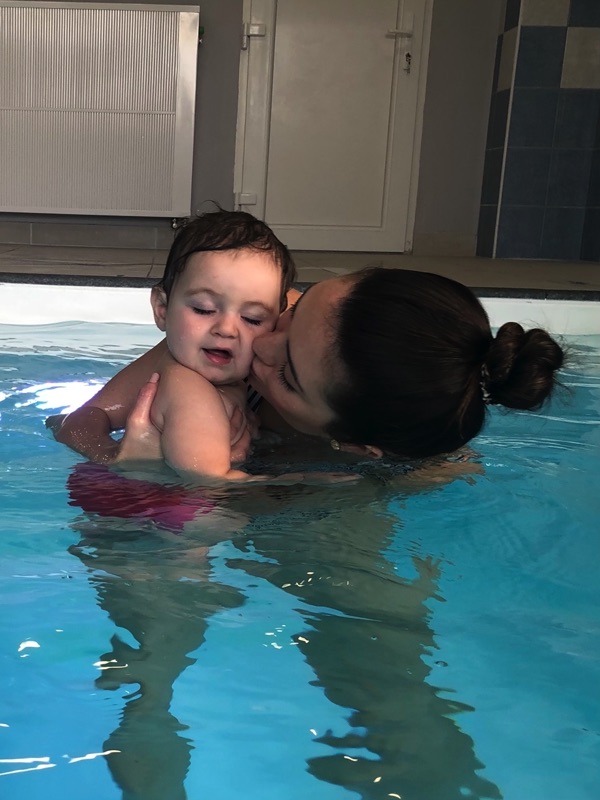 Dieťatko s maminkou v bazéne